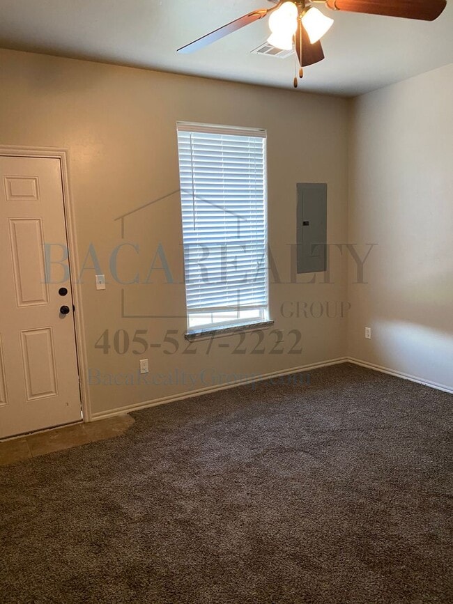 Building Photo - Move in Special!!! 3br 2ba duplex with 2 c...