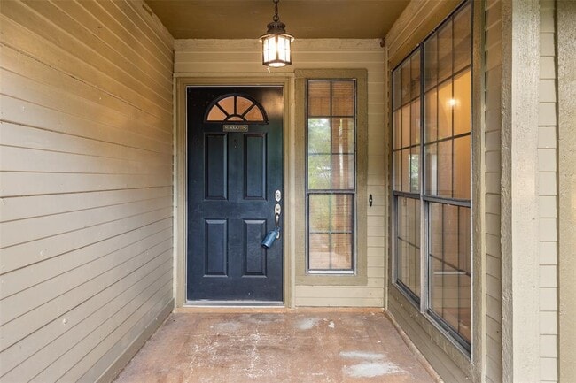 Building Photo - 6005 Sun Vista Dr