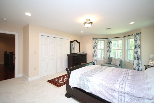 Building Photo - 4 Bedroom House For Rent