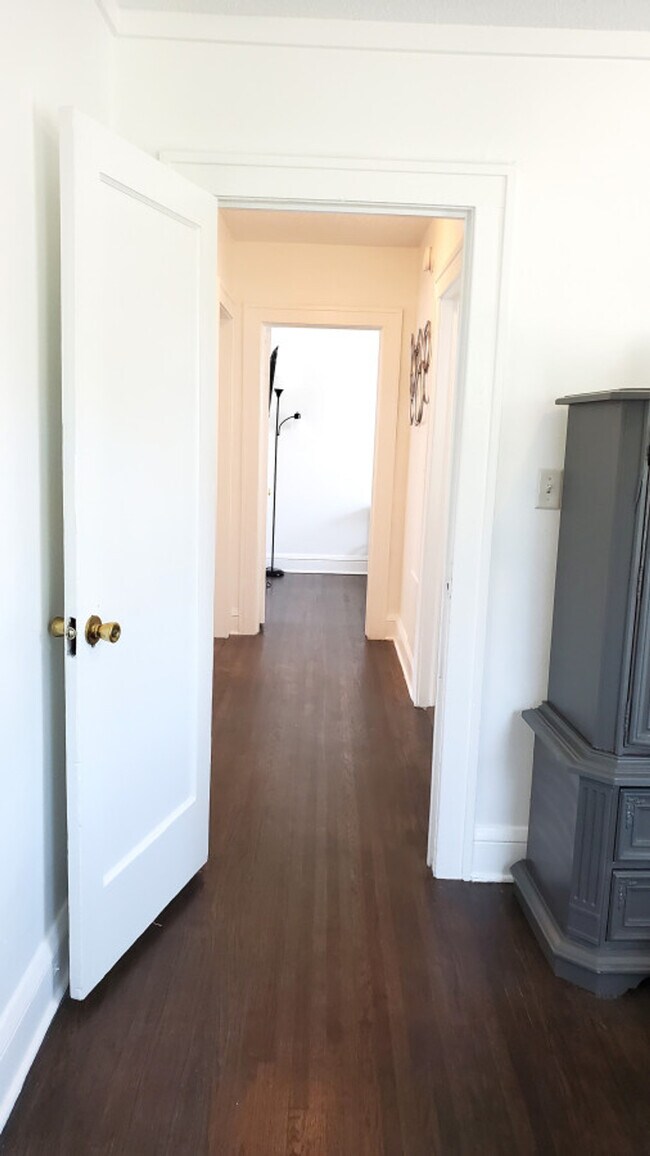 Building Photo - 1916 N Oliver Ave