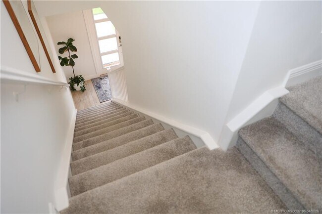 Building Photo - 950 SW Pr Ave