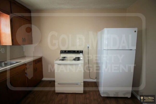 Building Photo - 926 JR Ct – Your Cozy Cove Retreat!