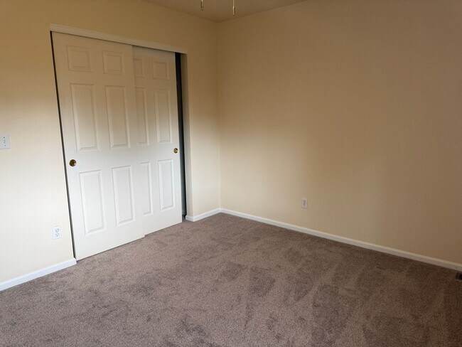 Building Photo - Great 4 bed 3 bath home Wolf Creek Neighbo...