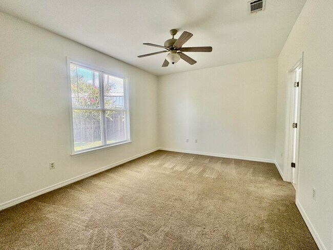 Building Photo - 418 White Heron Dr