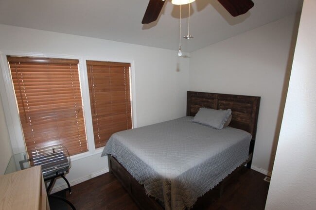 Building Photo - 5-Bedroom Home located in Railroad Springs