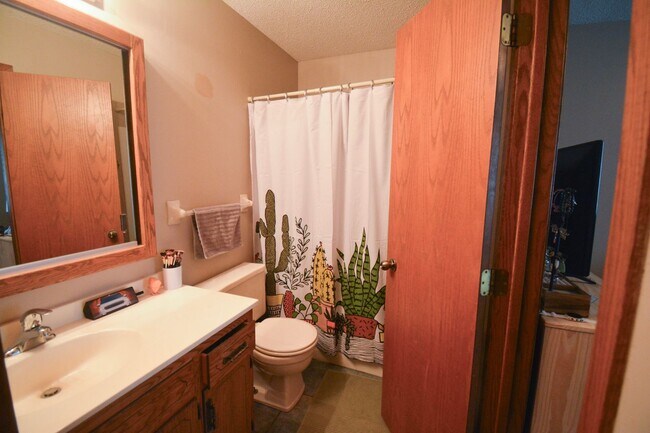 Building Photo - End-of-Cul de Sac 4 Bed 2 Bath Available f...