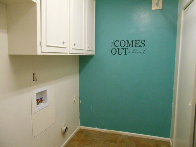 Building Photo - Unique Home with Rustic Details!