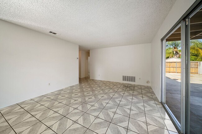 Building Photo - Charming 3 bedroom 2 bath in Escondido!
