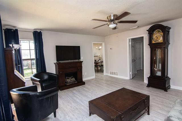 Building Photo - 701 N Pecan St