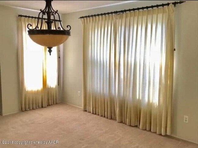 Building Photo - Spacious Puckett Home