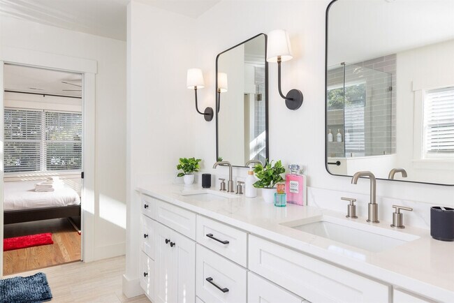 Building Photo - 806 Colorado Ave