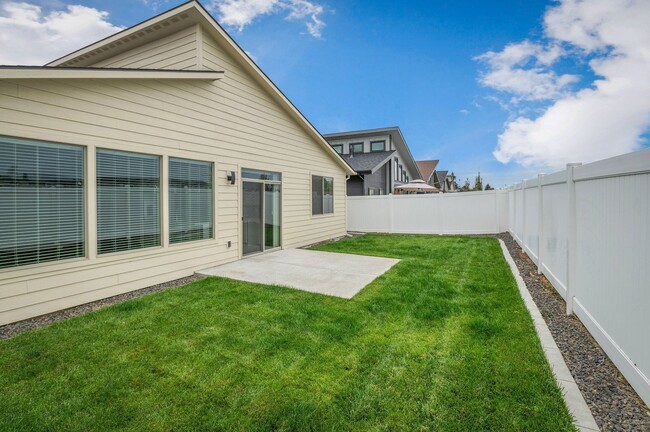Building Photo - CDA Place Neighborhood- upgraded 3 bed 2 b...
