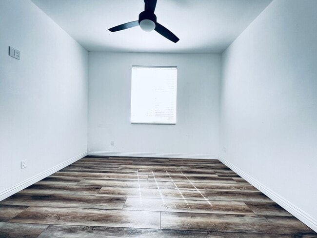 Building Photo - Private 2 bedroom, 1bath back house