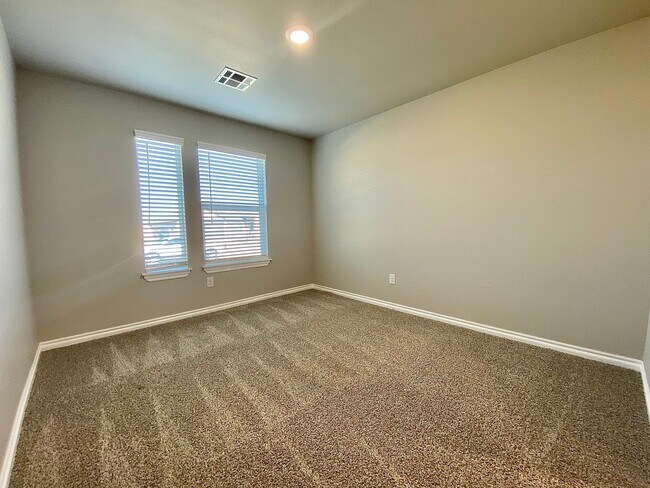 Building Photo - 4 Bed 2 Bath, w/Office in Deer Creek Schools