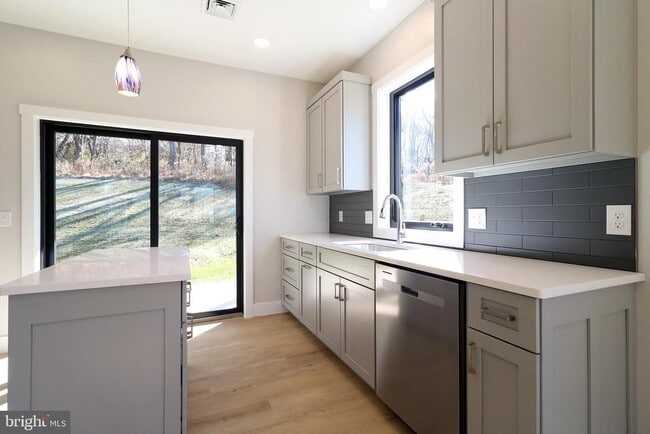 Building Photo - 106 Elly Dr