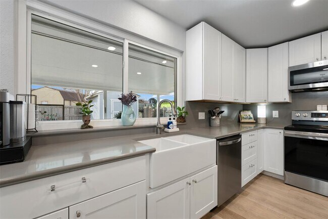 Building Photo - 117 Shady Oak Dr