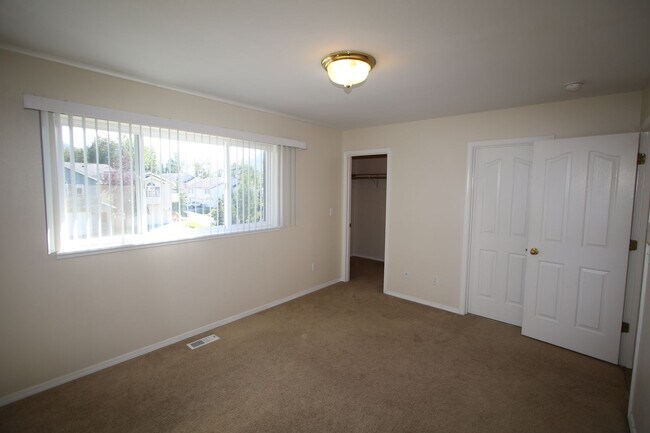 Building Photo - Beautiful 3 Bedroom Eagle River Home