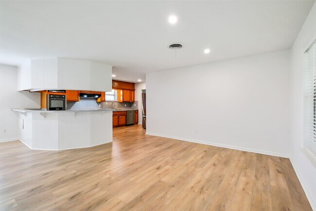 Building Photo - 3605 Longherridge Dr