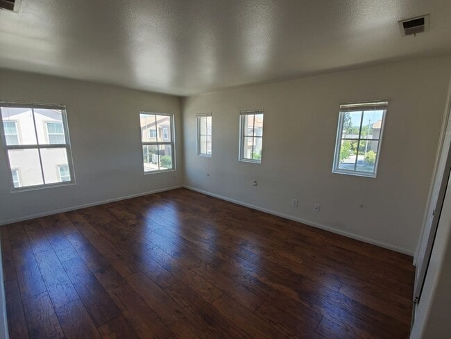 Building Photo - 3 bed/ 2.5 bath house 1,955 sqft