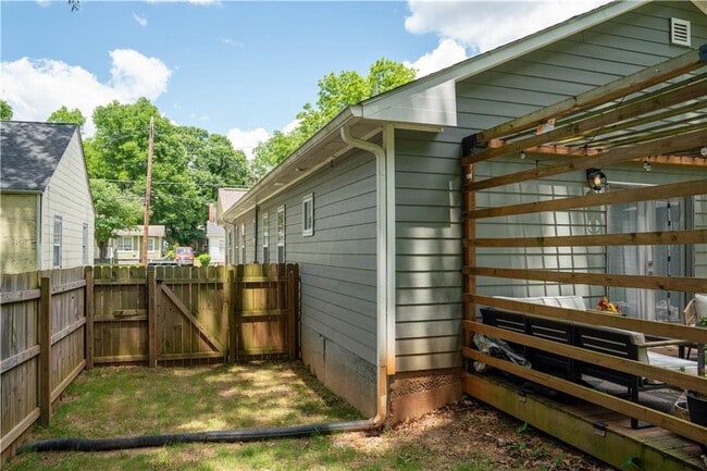 Building Photo - 1580 Pineview Terrace SW