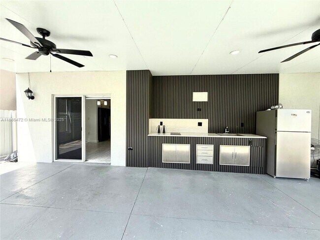 Building Photo - 507 NE 6th Ct