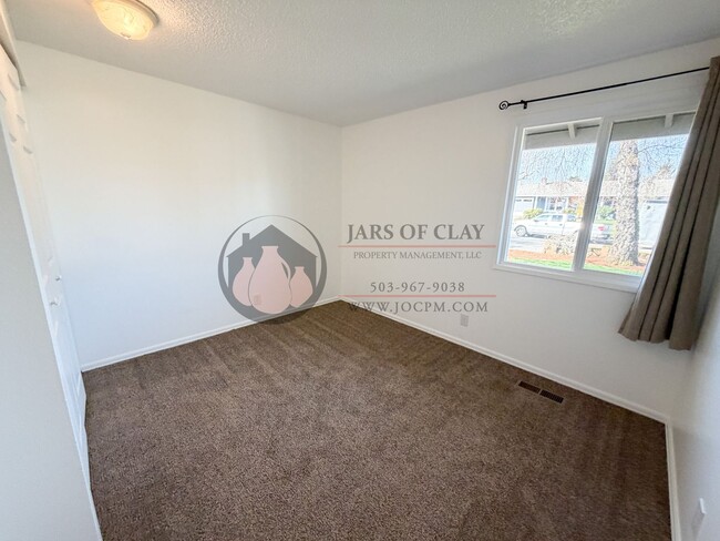 Building Photo - Move in ready South Salem Home!