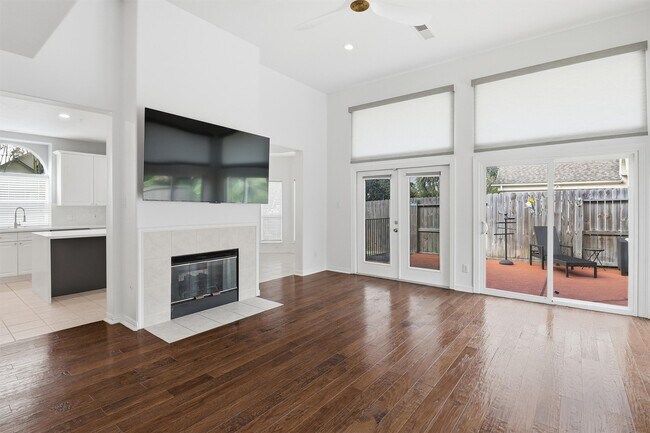 Building Photo - 201 Las Brisas St