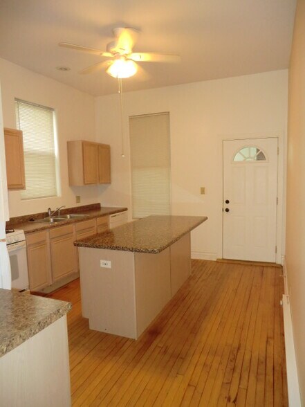Building Photo - 2728 N Artesian Ave
