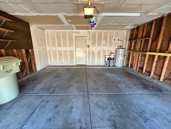 Building Photo - *NEW* Paint *NEW* Flooring *NO* HOA Glenda...