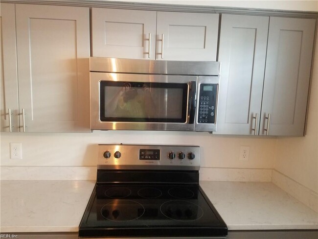 Kitchen - 2107 Pretty Lake Ave