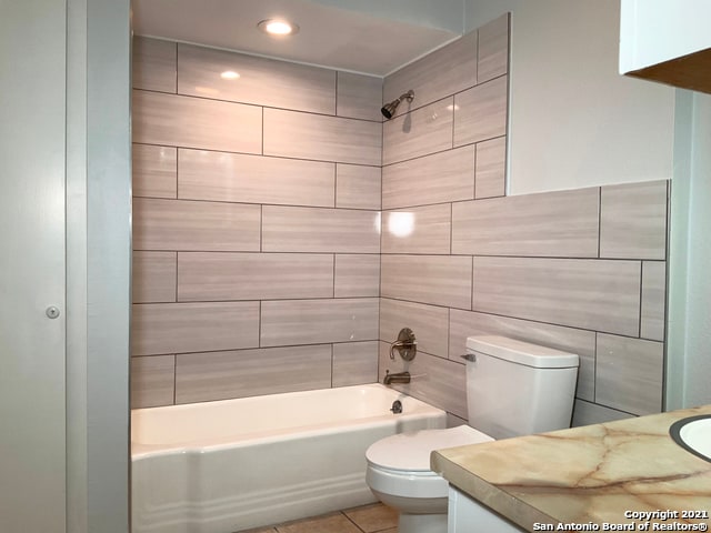 Bath/Shower - 8038 Broadway St