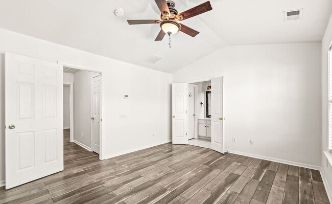 Building Photo - This Stunning Townhome in the Heart of Ballantyne