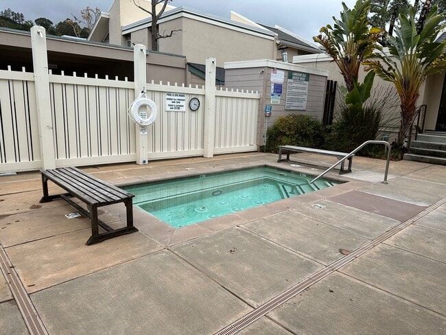 Building Photo - 204 Larkspur Plaza Dr