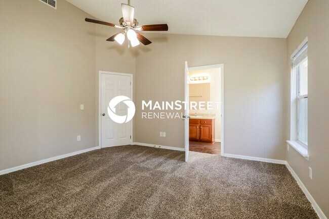 Building Photo - 3 Bedroom Pet-Friendly Home in Jacksonville, FL with Main Street Renewal