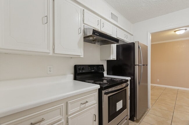 Building Photo - Spacious & Modernized Duplex Living in Southwest Fort Worth