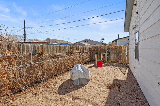 Building Photo - Spacious South Pueblo Gem with Workshop & ...