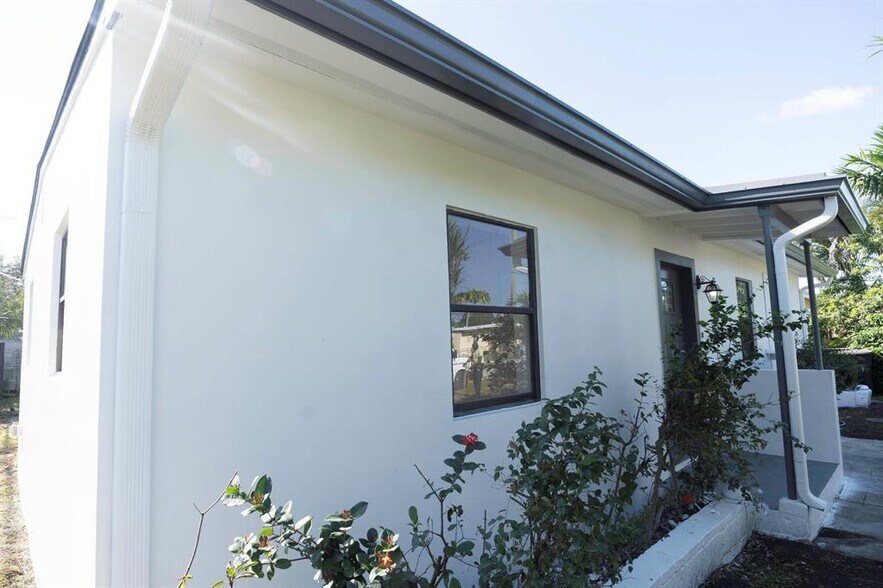 Building Photo - 924 NW 11th Ct