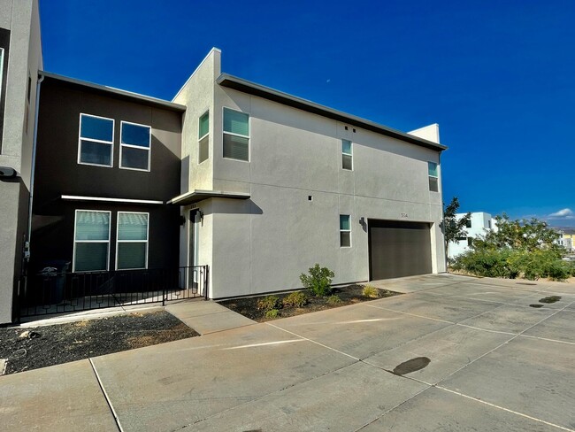 Building Photo - Fully Furnished 3-BR Townhome in Desert Color