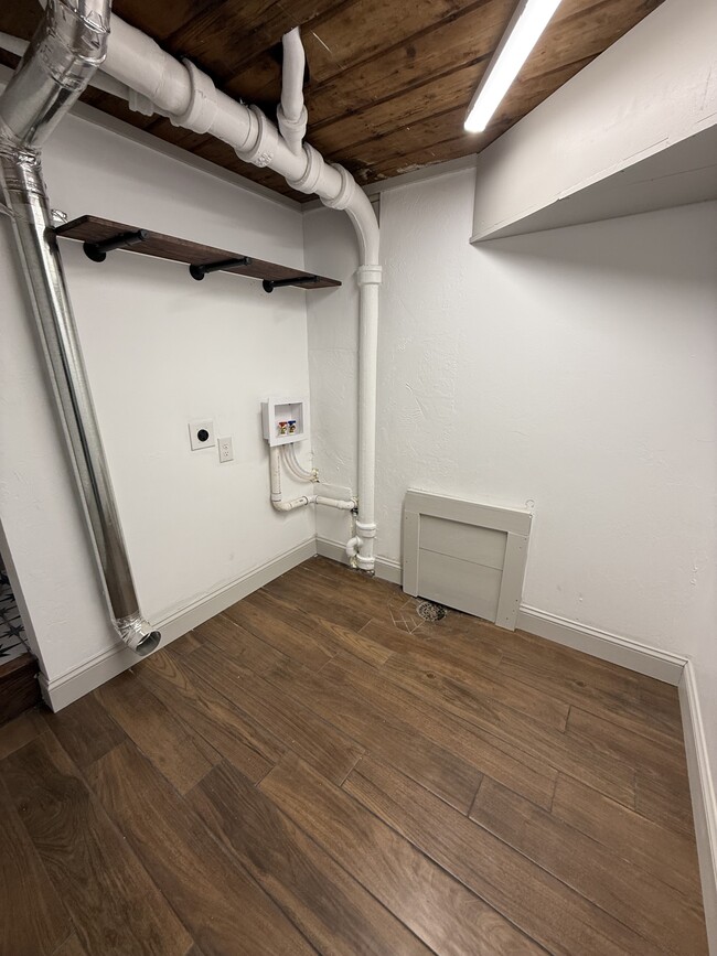 Building Photo - 1802 W 6th Ave