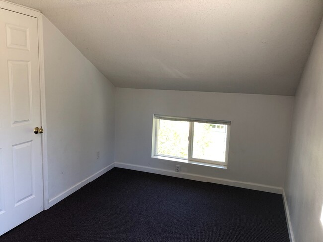 Building Photo - Spacious 4 bedroom 2 bathroom plus office ...