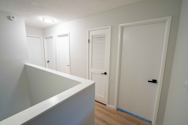 Building Photo - Charming 3 Bed 1.5 Bath Townhome in Wood Village!