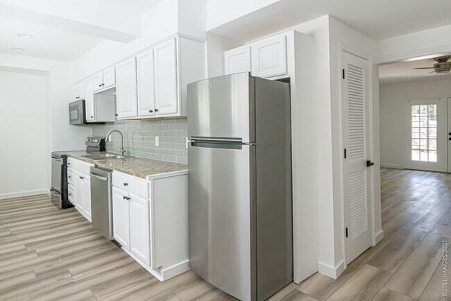 Building Photo - Elegant & Bright 2 Bedroom in Oakhurst’s Hidden Gem