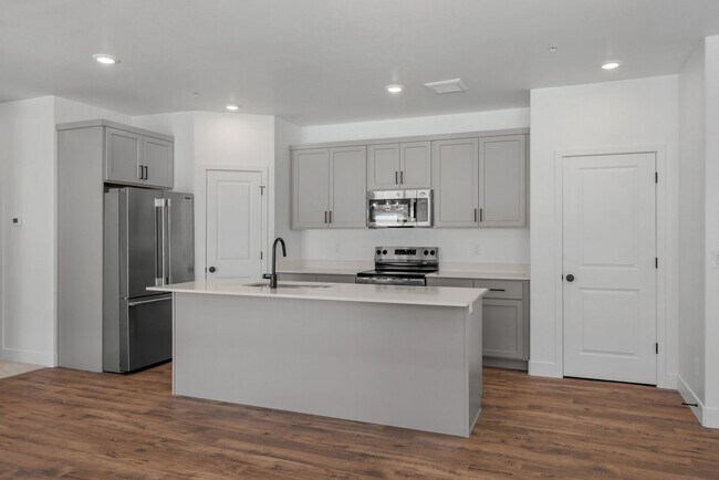 Building Photo - Brand-New 3 Bed, 2 Bath Townhome in Spanish Fork!