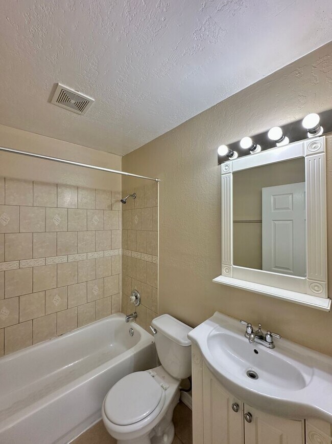 Building Photo - 4 Bedroom