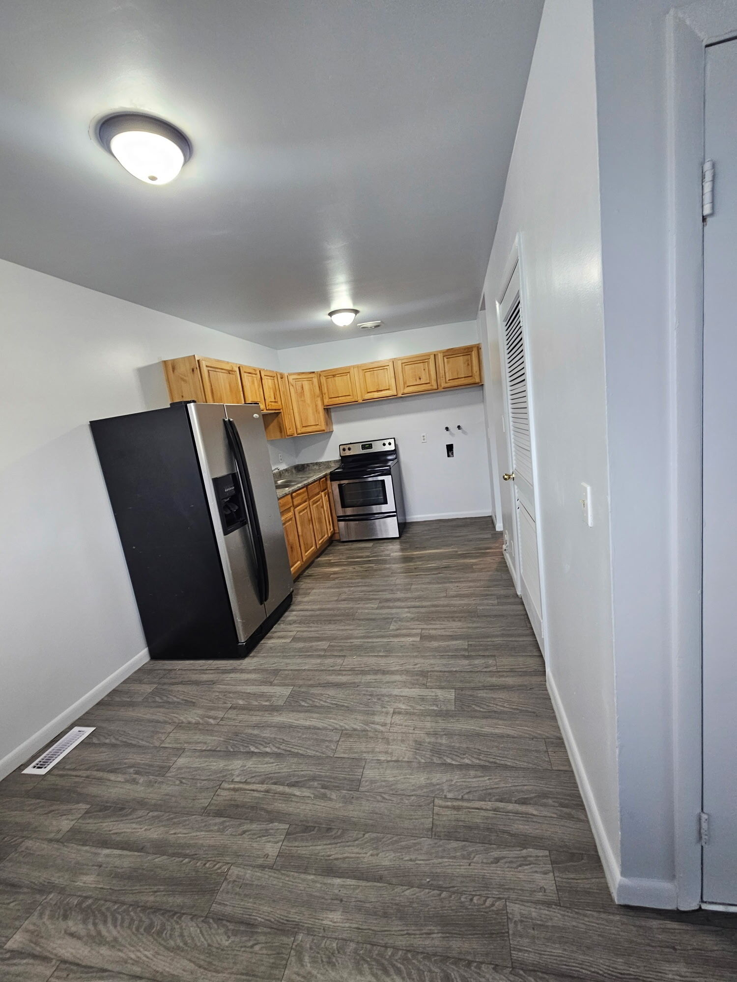 Building Photo - 741 N Riverside Dr
