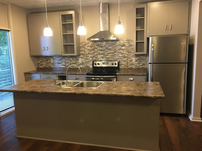 Building Photo - 101 Riverside Dr