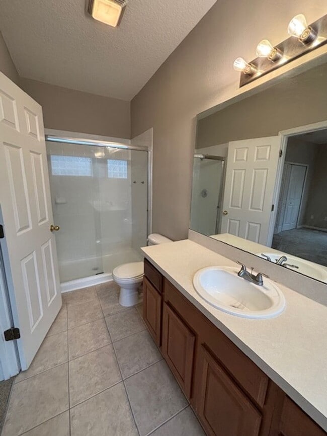 Building Photo - 3 Bed 2.5 Bath Pet Friendly End Unit Townhome in Gate Community with 2 Car Garage!