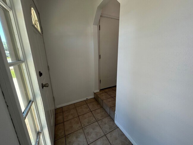 Building Photo - 5 Bed 2 Bath Home with 2 Car Attached Gara...