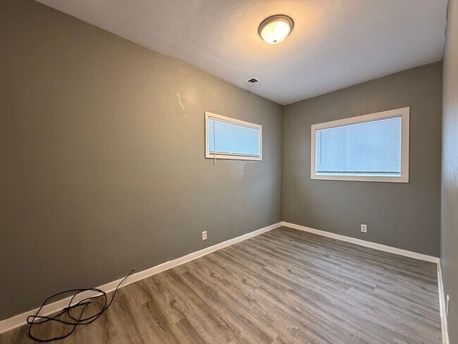 Building Photo - N 14th St Triplex