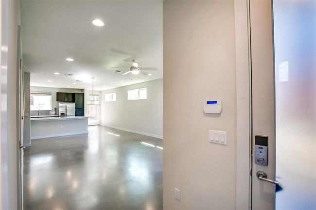 Building Photo - 3211 Aldwyche Dr